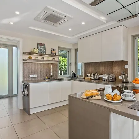 Villa Sleeps 10 Pool Air Con T479908